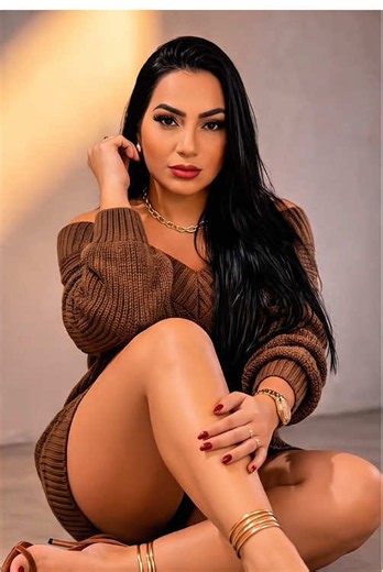 Tons de caramelo e detalhes dourados, puro luxo aconchegante ✨Um clique para este deslumbrante retrato de estúdio em tons de caramelo! 💻A iluminação suave e quente realça ainda mais este rico tricô marrom ☀️Vestido de tricô ombro a ombro com sandálias de tiras, glamour sem esforço 🥿#capcut #capcutpioneer