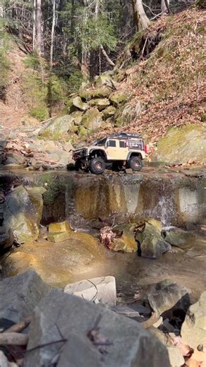 Traxxas defender on the edge 😅 #traxxas #traxxastrx4 #trx4 #rc #crawler #offroad