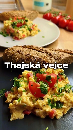 Ing. Zuzana Fialová | Jídelníčky | Coaching | Lifestyle | Praha on Instagram: "🥚 Turecká vejce už jistě znáš, ale zkoušel/a jsi už někdy tato thajská? My jsme je poprvé ochutnali právě v Thajsku a naprosto si je zamilovali. Co budeš potřebovat na 2 porce: - 7 vajec - 1 lžičku kokosového olej - 20 g cibule - 2 menší rajčata - sůl - pepř - hrst nakrájeného koriandru - pečivo dle chuti Postup je stejný jako u klasických míchaných vajíček, jen místo másla použij kokosový olej a místo šunky jader zb