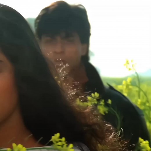 Tujhe Dekha Toh Ye Jana — Shah Rukh Khan & Kajol romance clip