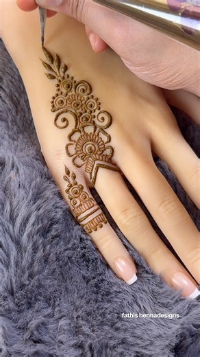 Backhand Mehndi #simplemehndi #easymehndi #mehndidesign #mehndi #mehendiart #hennadesign