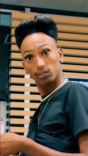 Maru at the café 😂☕🥐