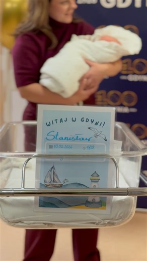 Witaj w Gdyni, Stasiu! 💙 Ma jeden dzień, niebieskie oczy, 54 centymetry i waży 3400 gramów. Urodził się 10 lutego 2026 roku – dokładnie wtedy, gdy nasze miasto świętowało swoje setne urodziny. Kiedy miasto obchodziło swój jubileusz, Staś zaczynał właśnie swoją własną historię. Wszystkiego najlepszego życzy Ci cała Gdynia! #Gdynia100 | Prezydent Miasta Gdyni - Aleksandra Kosiorek