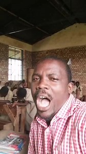 Uyumwarimu yubahwe🙏🙏 Anyibukije abarimu ba kera bo mumyaka ya za 2000 icogihe Umwana abonye mwarimu yinjiye wamenga ubonye Umugizi wanabi aje kubarandura, Nigake umwarimu yashobora kwerekana aka mwemwe afise Imbere yabanyeshuri biwe akenshi binjiye mwishuri binjira bahekenya Imisaya n'Inkoni mumaboko. Ariko uyu mwubahwa wewe mbona koko ari Umuvyeyi abushitse aragaragaza urukundo afitiye abana ndetse bikagaragarazako akunda akazi kiwe kubwarimu naho beshi bagakengera. | 𝐉𝐚𝐲 𝐁𝐞𝐬𝐭
