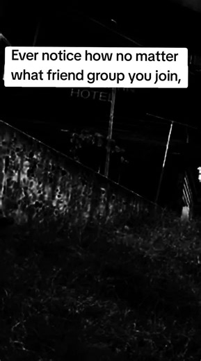Why always feel outside in your friend group—the floater friend effect 🧠❓ #psychologyfacts #floaterfriend #MentalHealth #deepthoughts #mindfacts