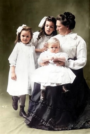 Belle Gunness, remembered as one of America’s most notorious female serial killers, left a chilling legacy that still haunts true crime history. Pictured with her children, Gunness immigrated from Norway and settled on a farm in La Porte, Indiana. Between 1884 and 1908, she allegedly murdered between 14 and 40 people—though some believe the true number could be even higher. Gunness’s primary method was both cunning and cruel: she placed personal ads in Norwegian-language newspapers, enticing lon