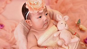 #နေပြည်တော် အထိသွားရောက် ရိုက်ကူးပေးထားတဲ့ Home Service လေးပါရှင့်🏠📸 😚သမီးလေး ဖိန့်ဖိန့်တုန်ရဲ့ ရက် ၁၀၀ ပြည့် အမှတ်တရရိုက်ကူးရေးလေး……😍🩷 #နေရာဝေးလို့ ဘေဘီလေးပင်ပန်းမှာစိုးတဲ့ မေမေတို့ ဖေဖေတို့အတွက်လည်း GoldenEyeရဲ့ Home Service Teamလေးရှိပါတယ်နော် 🚘✨ ဖေဖေမေမေတို့ရေ… ဘေဘီလေးတွေရဲ့ ချစ်စရာတန်ဖိုးရှိလှတဲ့အချိန်တွေကို အမြဲသိမ်းထားနိုင်ဖို့ – Golden Eye နဲ့အတူဖန်တီးကြမယ်နော်….. 🫶🩷 💕Baby လေးတွေရဲ့ ချစ်စရာအမှတ်တရတိုင်းဟာ ဖေဖေမေမေတို့ရဲ့ လက်ထဲမှာပါ 💕 💕 စိတ်ချမ်းသာချင်ရင် Golden Eye မှာ ဓါတ်ပုံ