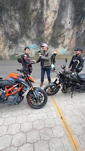 KTM 390 DUKE vs HUSQVARNA SVARTPILEN 401 😱🔥🐎 | Marlon Leon Motovlog