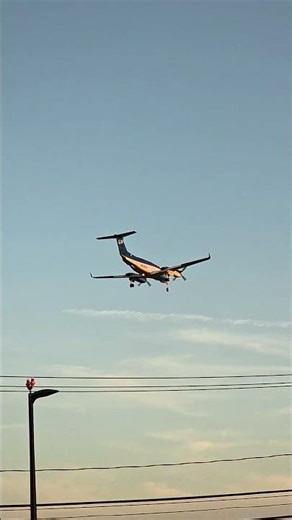 Beechcraft Super King Air 350( twin-turboprop) Landing at Teterboro #planelanding