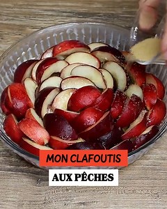Recette facile et gourmande de clafoutis aux pêches Ingrédients : 700 gr de pêches 130 gr de farine 100 gr de sucre 30 cl de lait 30 gr de cassonade 50 gr de beurre 4 oeufs arôme de vanille (poudre ou extrait) Temps de préparation : 30 min Temps de cuisson : 45 min à four à 180°C | La Cuisine de Philippe