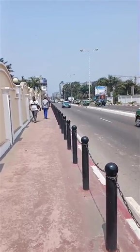 Congo, Brazzaville Oct 2025 : De Mpila, j'ai marché du monument "Plus Jamais ça"(Ouenzé arrondissement 5) jusqu'à la Primature (Poto-Poto arrondissement 3), j'ai économisé 1000fcfa du taxi, je vais le donner en pourboire chez une serveuse.. | Christel Louboula Foundoux