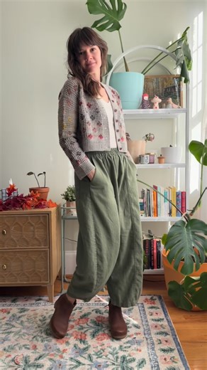 I’ve been seeing so many of you pair your #arthurpants with handknit sweaters that I was inspired to try it myself! This green pair of Arthur Pants is made with Brussels Washer Linen, a linen/rayon blend that is one of my go to fabrics. The green is a fun swap for my usual cold weather uniform of blue jeans while still being neutral enough to be a closet staple. Styled here with: Pressed Flowers Cardigan by @savoryknitting Cardi Jumper by @vertknit Comebackigan cardigan by @dreareneeknits and a 