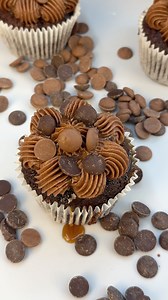 A alternative to buttercream frosting, this ganache is amazingly smooth and beautiful to pipe with. Find the recipes on my profile xxxx #callebaut #callebautchocolate #whippedganache #ganachedechocolate #toffeeganache #ad | Jinny's Cakes Bakes & Decorates