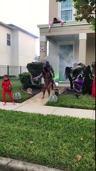 Little Kids Get Scared Of Zombie Themed House While Collecting Treats During Halloween
