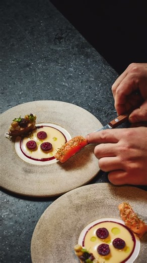Tanière3 | Relais & Châteaux on Instagram: "Produit final de notre truite en croûte d’argile. L’argile provient du nord du lac Saint-Jean. En garniture, on rappelle cette vaste étendue sauvage : bleuet sauvage lactofermenté au thé du Labrador, l’écorce d’épinette et les cônes floraux de mélèze. Photo: @audreyeve.beauchamp #relaischateaux #guidemichelin #northamerica50best Trout in a clay crust. The clay comes from north of Lac Saint-Jean. The garnish evokes this vast wilderness: wild blueberrie