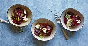 Salade de betteraves rouges avec sauce au miel
