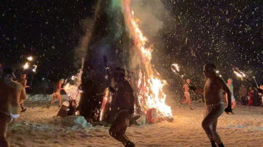 【公式】山形県最上町観光協会 on Instagram: "♨【赤倉温泉お柴灯まつり開催】♨ 赤倉温泉の冬の風物詩お柴灯まつりが開催されます✨ 毎年、厳冬の中下帯1枚の男衆が松明を片手に雄叫びを上げながら、家内安全と商売繁盛を祈願するため、赤倉地区を駆け巡る伝統行事の「鳥追い」をぜひご覧ください😊 また、鳥追い開運大抽選会も開催！先着150名様までですので、お見逃しなく♪ 動画は去年撮影した鳥追いの様子です📹 ⏰：2026年1月10日（土）18:00～20:00 📍：赤倉ゆけむり館前駐車場 📞：080-1660-4083(赤倉温泉観光協会) 最上町のイベント情報・観光スポットは@mogamimachi_kankokyokai のプロフィール欄のURLをクリック！ #山形県 #最上町 #赤倉温泉 #お柴灯まつり"