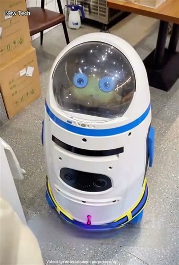 The smart store robot rejects humans, only to be fooled by another robot! 😂🤖 #usa
