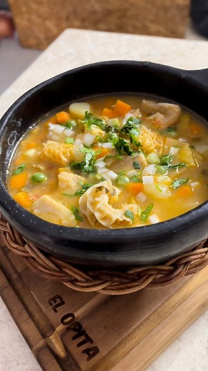 Deliciosa Sopa de Mondongo 🥰 Ingredientes: - Mondongo o Callo - Arvejas verdes - Zanahoria - Papa negra - Papa criolla - Cebolla larga - Cilantro - Tomate - Sal al gusto | El Opita