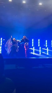 THIS IS INSANE!!! Halestorm Lzzy Hale joined Evanescence during Bring Me To Life! That’s what we call a finale of the Canadian Tour! 🇨🇦❤️ 📹 @pshields21 | EvanescenceWebsite - EvanescenceVille