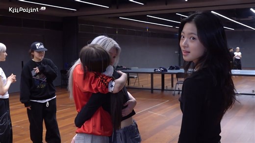 【中字】KiiiKiii圣诞节抓马的三人故事！KiiiKiii组合'2025 SBS歌谣大战'的幕后花絮！