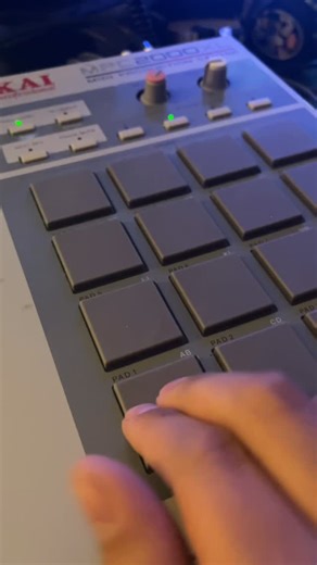 NEO BLUE on Instagram: "Dusted of the ol Mpc 2000xl Still learning new tricks after all these years #lofi #mpc2000xl"