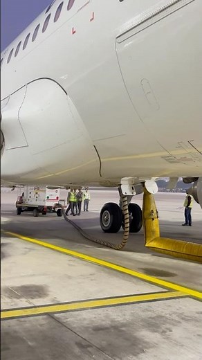 Supplying the Pneumatic Air to start the engine #jetstarter #pneumaticair #aviation