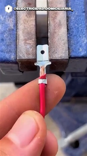 🌧️🔌 Por esto tus cables se sueltan del conector. El error es dejar el cobre expuesto; la humedad lo sulfata y la conexión termina fallando por falso contacto. ❌ La solución es el Aislamiento Termocontraíble (Heat Shrink). ✅ Mira el sello: Antes de unir, inserta un trozo de tubo. Al terminar la conexión, deslízalo sobre el cobre y aplica calor. El material se contrae hasta un 50%, moldéandose a la forma del cable y creando una barrera hermética contra el aire y el agua. Así evitas que el "cánce