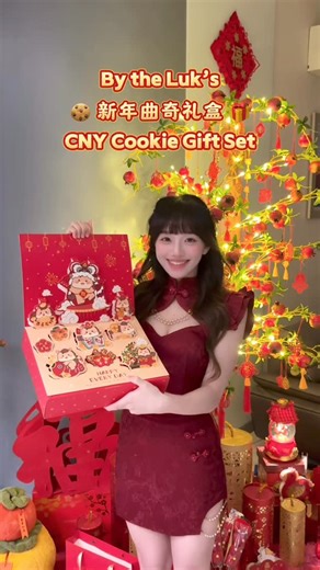 By the Luk’s | Penang Cookies 槟城新年礼盒,伴手礼,曲奇 Since 2020 on Instagram: "槟城6年曲奇专科推出了马年新年礼盒 ✿ Bundle Deal 优惠套组 - 1 box at RM98 - 4 box at RM95 each - 10 box at RM90 each ✿ Collection / Delivery Period 出货期 - Week of Jan 26 / Feb 2 / 9 - Cut off date最后出货日期: 11 Feb 2026 ✿ What is in the purchase 礼盒里有 ? - Original Choc Chip Cookies原味巧克力曲奇 x 16 - Butterscotch Cookies 奶糖曲奇 x 16 - Long Jing Tea Biscuit 龙井茶酥饼 x16 - Premium Tea Leaves 中国茗茶 x3 - Assorted Nuts 每日坚果 x2 - Red Packets 红包封 x3 - Gift Card 礼卡 x1 - H