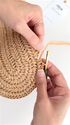 Seamless join when crocheting the raffia herringbone stitch in the round? This quick reel shows you the trick for the front row! ✨ The rich texture of this stitch deserves more than just bag bottoms! I would love to know what you would use a herringbone oval for. Let me know in the comments! 👇 Find the full pattern and step-by-step instructions on my YouTube channel. #SeamlessJoin #HerringboneStitch #RaffiaCrochet #CrochetTutorial #TexturedCrochet #crochetoval #raffiatutorial | Azizamraffia