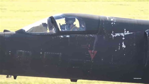 This is how pilots bring the Lockheed U-2 back to the runway