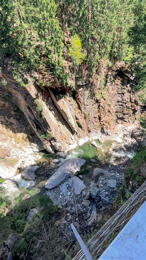 👇PASSERSCHLUCHT: gola spettacolare in Alto Adige Immagina di attraversare una gola profonda su passerelle di legno e metallo, con l’acqua del fiume Passirio che scorre impetuosa sotto i tuoi piedi. Le pareti rocciose si stringono sopra di te, la luce filtra a fatica, e il fragore delle cascate ti accompagna per tutto il percorso. Un’esperienza che ti fa sentire piccolo di fronte alla potenza della natura, ma che rimane accessibile a tutti grazie al sentiero attrezzato e sicuro. 〽️PASSERSCHLUCHT