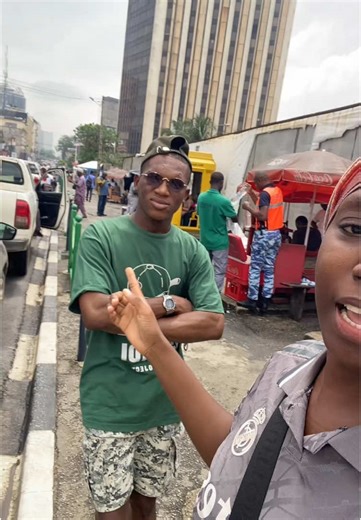 Femme avec Cheval au Super U Plateau - Scène Drôle