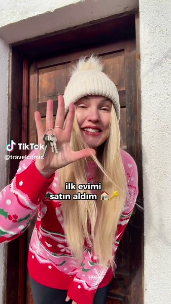 Sonunda ev sahibiyim 🥹❤️🔑 Gerçekten zor bir yoldu. Bu evi ilk kez 1,5 yıl önce gördüm. O zamandan beri dolandırıldım, para kaybettim ve bana yanlış bilgi verildi ama bu evin gelecekteki evim olduğunu biliyordum. Bugün sonunda tapuyu imzaladım. Kolay değildi ama artık kendi evimde yaşayabiliyorum. Yapılacak çok iş var ama şimdilik biraz uykuya ihtiyacım var! 😀