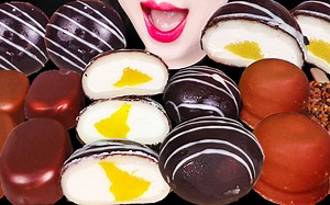 Jane ASMR CHOCOLATE MOCHI ICE CREAM EATING