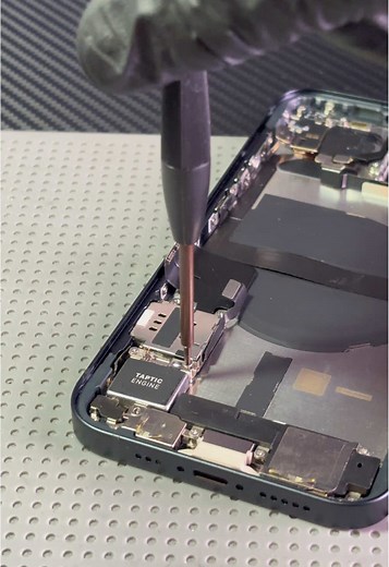 Construction d’un iPhone 13 avec pièces reconditionnées