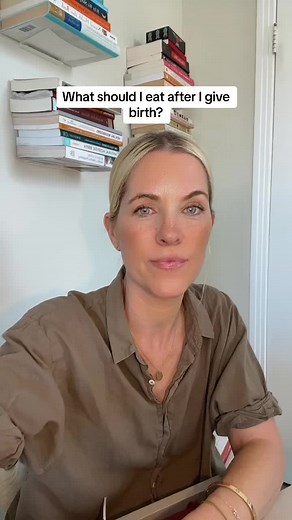 What to eat right after delviering your baby. Opt for warm, soupy foods, warm teas 👍🏻Oatmeal 👍🏻Soups 👍🏻teas ❌Avoid 👎🏻Cold drinks = aggravates vata dosha 👎🏻Bagels, breads =constipating 👎🏻Heavy meats= hard to digest #hospitalfoodafterbirth #postpartum #foodstoavoid #mothersource #pregnancytiktok #newmomtips #ayurdoula