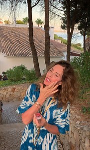 OUTFIT OF THE DAY is all about letting go and relaxing on holiday… I left my hair products at home and it’s a joy to embrace the natural texture. Keeping it simple with a kaftan from a boutique in Switzerland and my favourite necklaces, not forgetting my Trinny London leather pochette to take me into the evening, and LIP LOVE in Sacha everywhere for an effortless sun kissed look 💋🌞 LIP LOVE in Sacha: http://bit.ly/sacha-portugalfb LEATHER BAG: http://bit.ly/leatherbag-portugalfb | Trinny Wooda