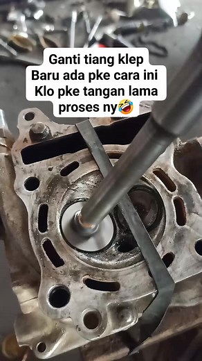 Skil klep pke impct 😆,Hanya ganti tiang klep baru pke cara ini,,klo hansah pke tangan lama prosesny,,😁😁 #pengikut #reels #mekanik #otomotif #membagi #udukasi 🙏 | Aliank Modenas Motor