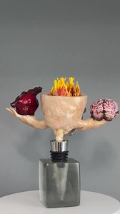 Balance Skull Wine Stopper – Symbolic Resin Art Sculpture, Collectible Wine Gift