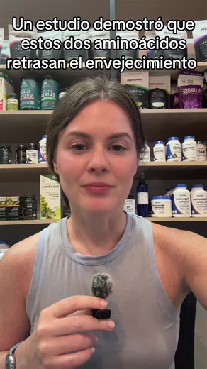 En los estudios clínicos de GlyNAC (glicina NAC) para aumentar los niveles de glutatión, se utilizó la siguiente dosis: Dosis utilizada en el estudio en adultos mayores (Sekhar / Kumar) • Glicina: 100 mg por kilo de peso corporal al día • NAC: 100 mg por kilo de peso corporal al día Se usaron en proporción 1:1. Ejemplos prácticos Para entenderlo fácil: Si pesas 50 kg → 5 gramos de glicina 5 gramos de NAC al día 60 kg → 6 g de glicina 6 g de NAC 70 kg → 7 g 7 g 80 kg → 8 g 8 g ⸻ Importante: Estas