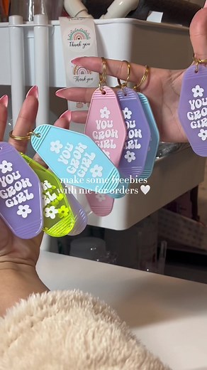 Make some motel keychains with me 🤍 I loved adding these as freebies when someone shops with me for the first time 😘 Just a little token of gratitude 🙏🏼🥰 #motelkeychains #motelkeychain #motelkeyring #smallbizfreebies #cricutmakercrafts #cricuttutorials #cricutbeginner #beginnercricut #beginnercricutuser #beginnercricutproject #htvronttransfertape #oracal651 #oracal651vinyl #cricutcreator #cricutcreators #cricutcreatorsoftiktok #cricuttok #weedingpen #weedingvinyl #vinylweeding