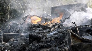 Bonfire. Garbage burning. People burn garbage in a fire, burn plastic bottles, glass bottles, paper, cardboard, plastic packaging. Environmental pollution and air pollution with toxic gases. vídeo do Stock
