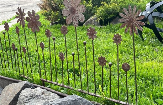 Cottage Garden Decor, Daisy Fence Panel, Flower Bed Edging, Outdoor Yard Art, Metal Lawn Ornament, Rustic Metal Flower Garden Border - Etsy