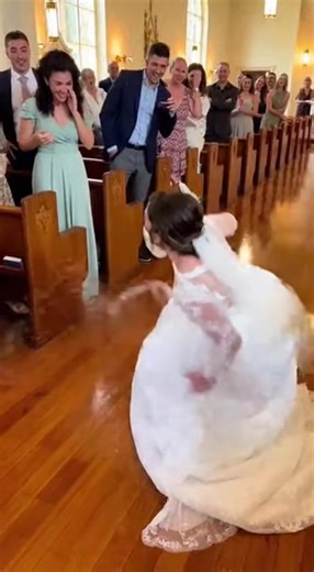 💒 Unforgettable church wedding moment! The bride’s dress turned into a mini fountain at the front 💦 She screamed and tried to keep balance, but kept slipping in the cutest way~ Pure laughter and joy! #WeddingFun #UnexpectedMoment #microdrama #weddingtok #chaos
