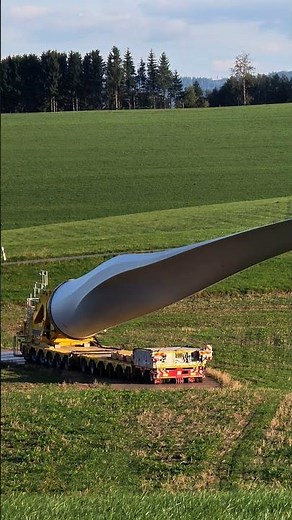 Eins von drei gigantischen Rotorblättern für die Enercon E-175 EP5 E1 auf dem Hömberg kommt an
