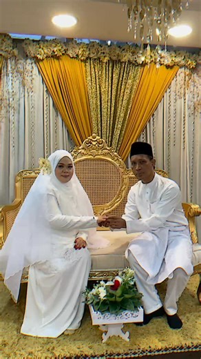 Elly Emylia on Instagram: "AIDA🤍WAN, Batu Pahat. Alhamdulillah, Tahniah, Selamat Pengantin Baru💞 Barakallahu Lakuma, Aaminn. Thanks Aida sayang share photo moment bahagia Majlis Nikah cantik segak bergaya Raja Sehari with Kurung Qistina&Baju Melayu Seif code Off-White #ellyemylia #anggunmenawan #ellyemyliakids #butikbajuviral #butikbajucantik #butikbajupontian #butikbajujohor #bestinpontian #menarikdipontian #bajunikah #bajutunang #bajupengantin #bajuraya #coupleset #bridesmaid #bridesgroom #b
