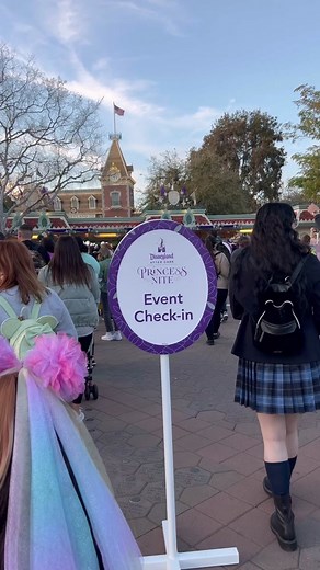 omg had a blast at princess nite w all the photo ops but really wished we dressed up more 😭😭 couldnt believe how many gorgeous princess there were 🥹💖 and we had a reservation for the tea service but we couldn’t go because we were trying to get as many photo ops as possible 🥲 #princessnite #disneyland #disneylandcalifornia #princessnite2023 #disneylandprincessnite #disneyafterdark