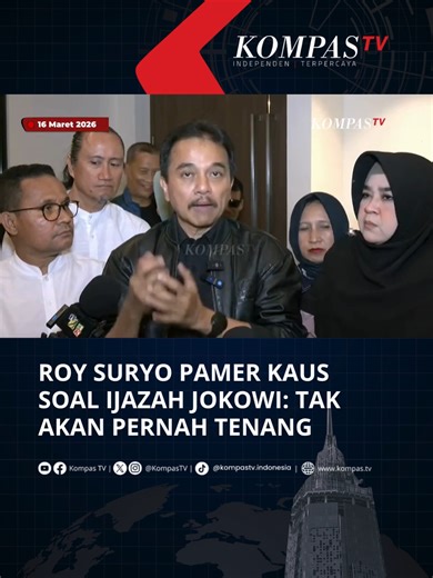 Tersangka Kasus Ijazah Jokowi, Roy Suryo memamerkan kaus menanggapi polemik ijazah Presiden ke-7 RI Joko Widodo. Roy mengatakan kaus tersebut dikirim oleh berbagai pihak dari sejumlah daerah yang turut menyoroti isu tersebut. Dalam kesempatan itu, Roy menilai kontroversi mengenai ijazah Jokowi masih akan terus berlanjut di ruang publik. Tuliskan komentarmu dan dapatkan berita terkini lainnya di www.kompas.tv serta youtube.com/kompastv #SOROTKompasTV #TikTokBerita