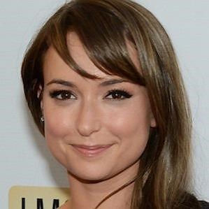 Milana Vayntrub – Age, Bio, Personal Life, Family & Stats | CelebsAges
